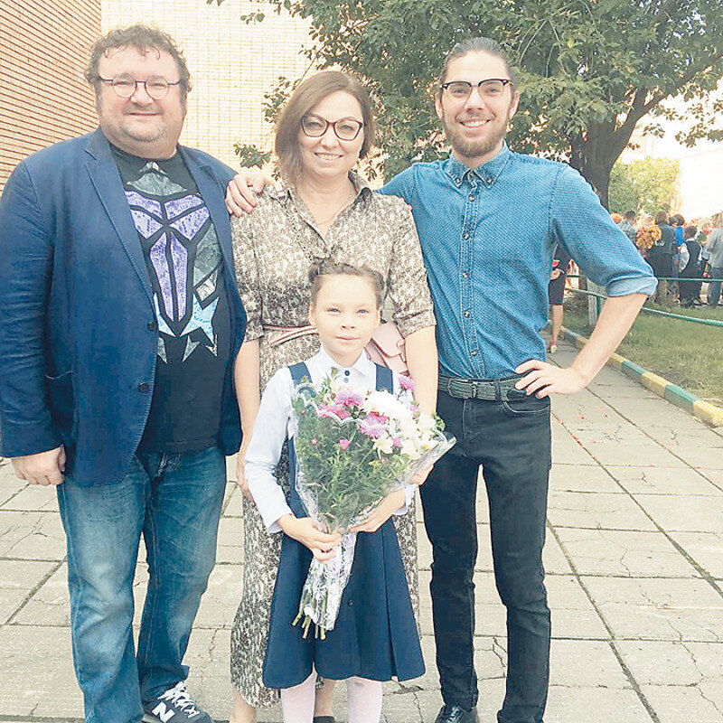 Дети Игоря и Натальи очень интересуются творчеством. Егор пишет сценарии, Полина ходит в художественную школу и театральный кружок