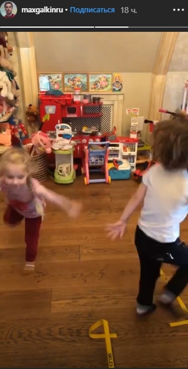 Лиза и Гарри Галкины занимаются гимнастикой дома