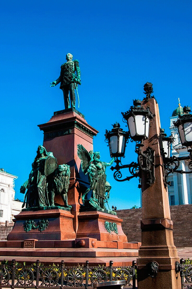 Российский император стоит прямо в центре города