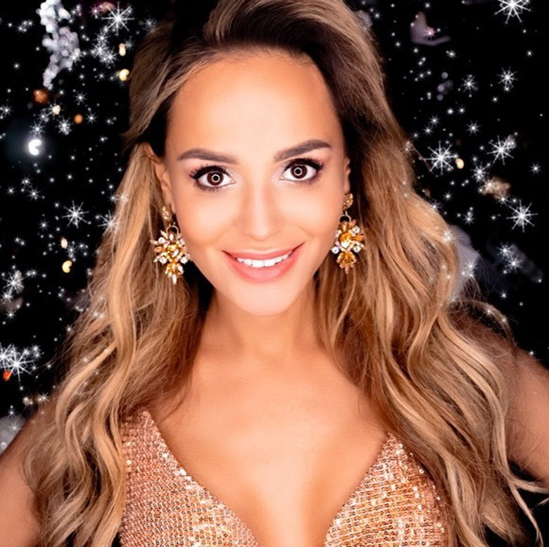 Анна Калашникова