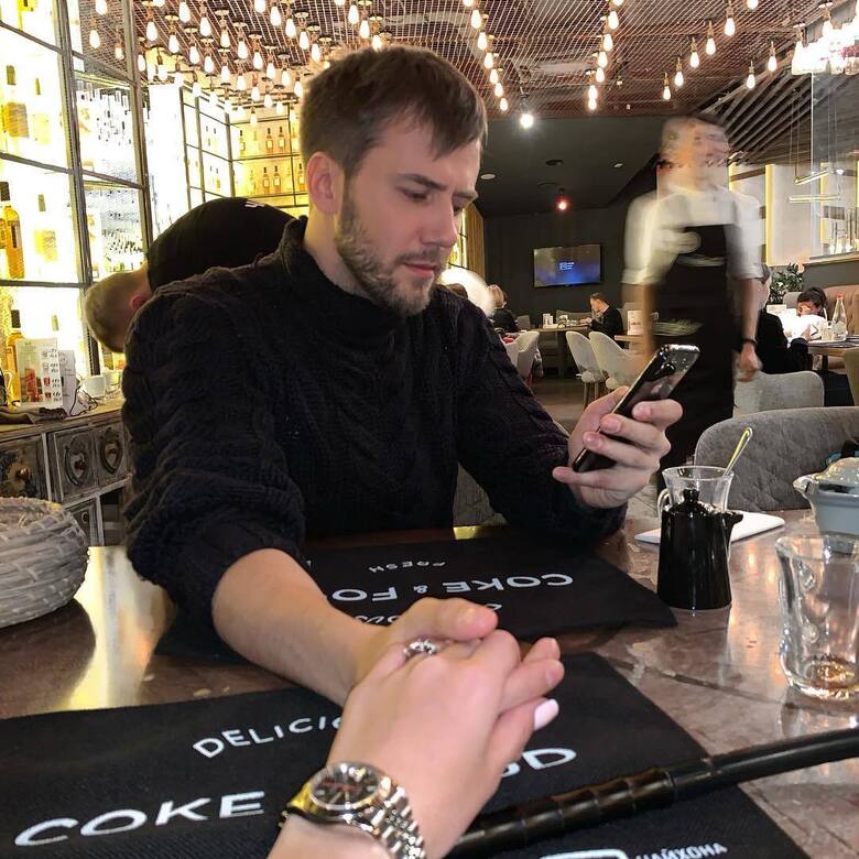 Иван Жидков с таинственной незнакомкой