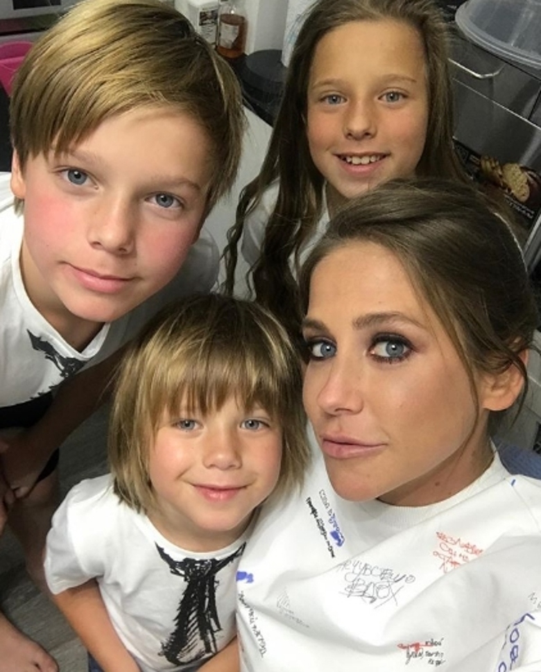 Юлия Барановская с детьми