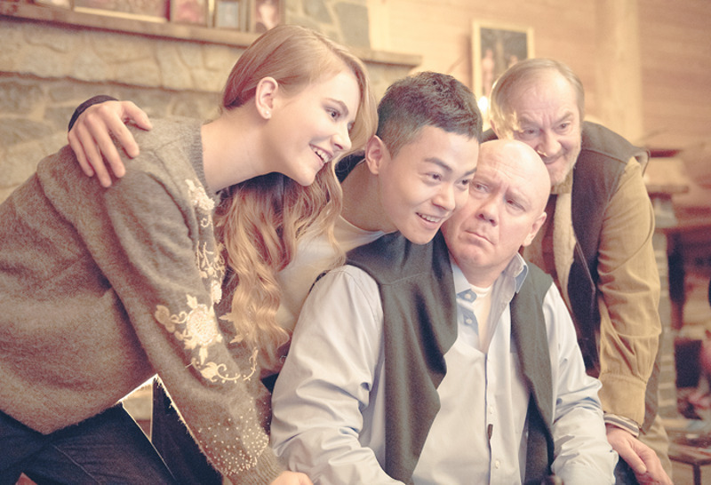 Виталий Хаев на съемочной площадке фильма «Как я стал русским». Актер уже не первый раз играет олигарха, но всегда делает это по-разному