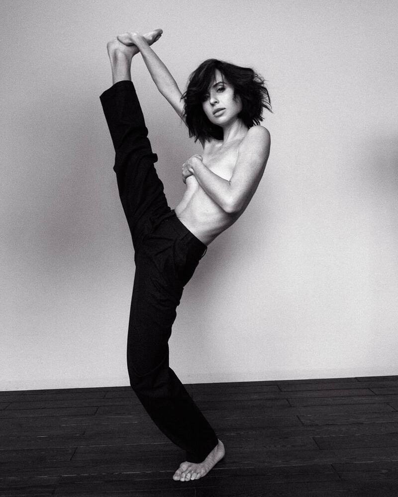 Мирослава Карпович занимается йогой