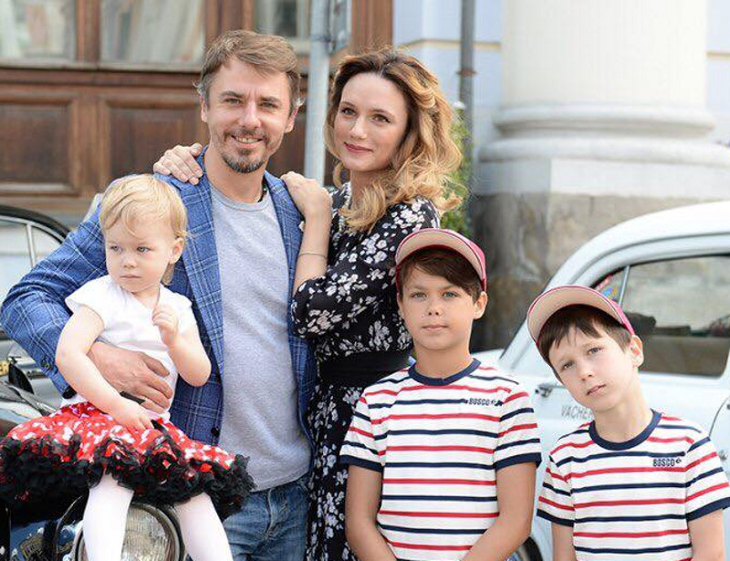 Игорь Петренко и Кристина Броская со старшей дочерью Кристиной и сыновьями от Екатерины Климовой