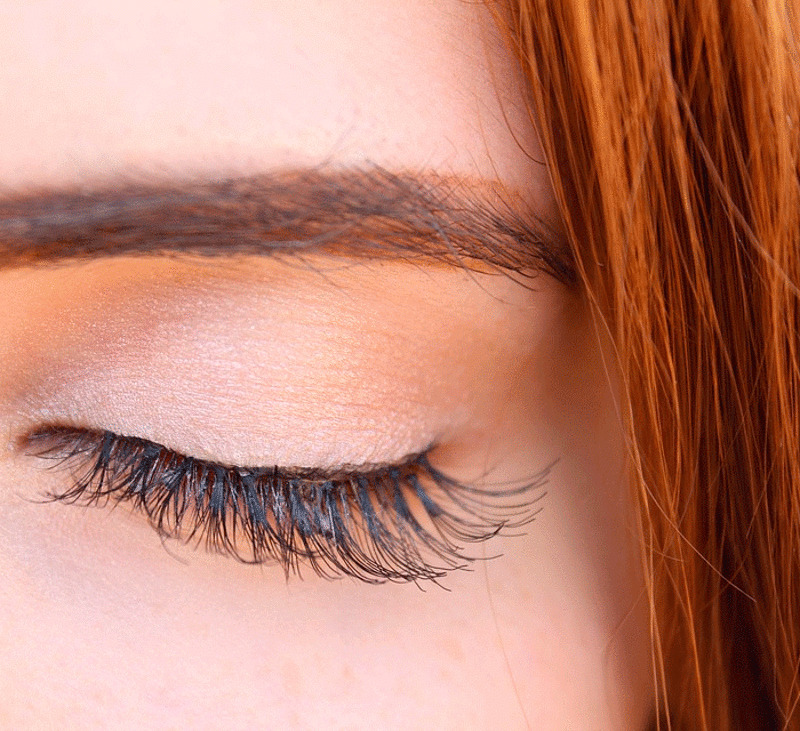 Вы можете выбрать бесцветный клей либо с эффектом подводки