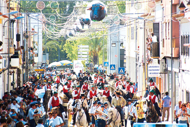 По субботам на улицы Ангра-ду-Эроишму выпускают быков, это забава не для слабонервных