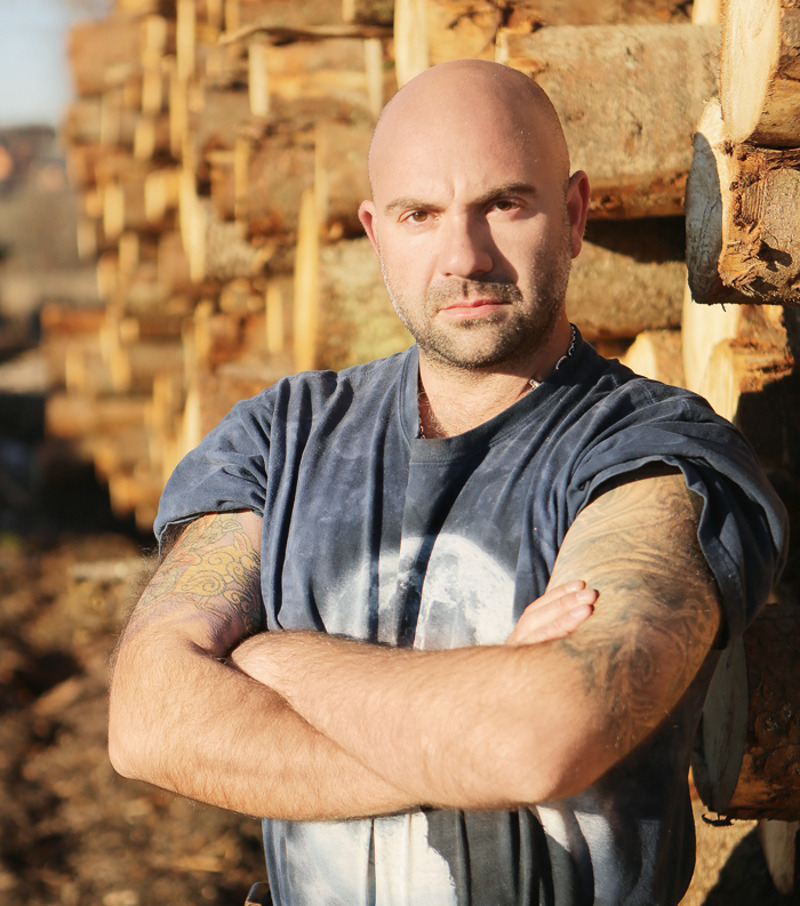 "Я одиночка. Пока у меня нет желания связывать свою судьбу с женщинами накрепко. А для появления детей штамп в паспорте не нужен"