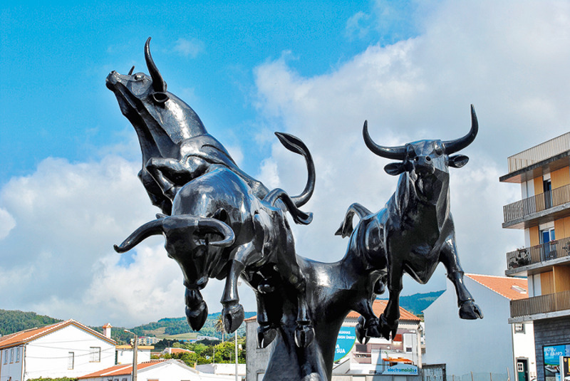 На Тейсейре даже установлен памятник черным гигантам