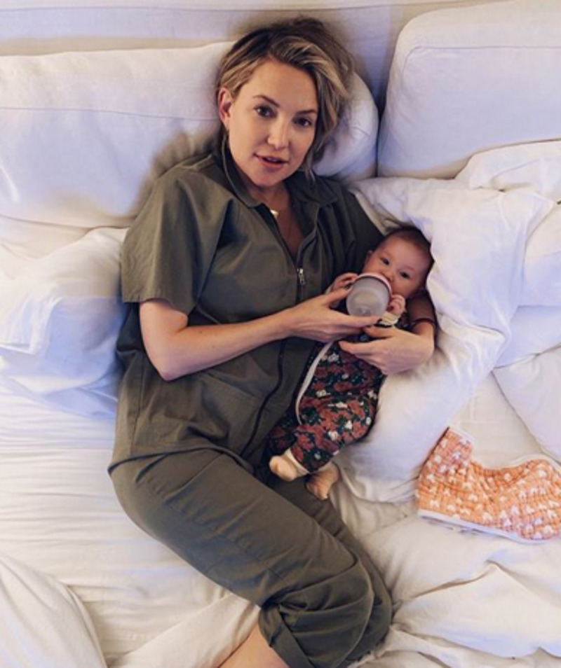 А теперь актриса делится с поклонниками и снимками новорожденной дочери