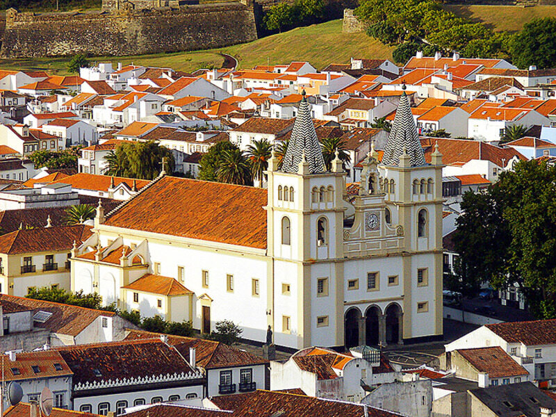 Собор Святейшего Спасителя в Ангра-ду-Эроишму – одна из главных достопримечательностей