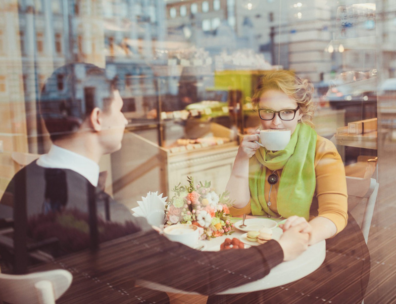 И вроде человек тебе уже как-то даже не совсем незнакомый, а не клеится диалог...