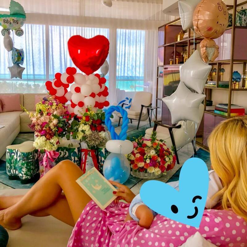 Вика Лопырева с новорожденным сыном