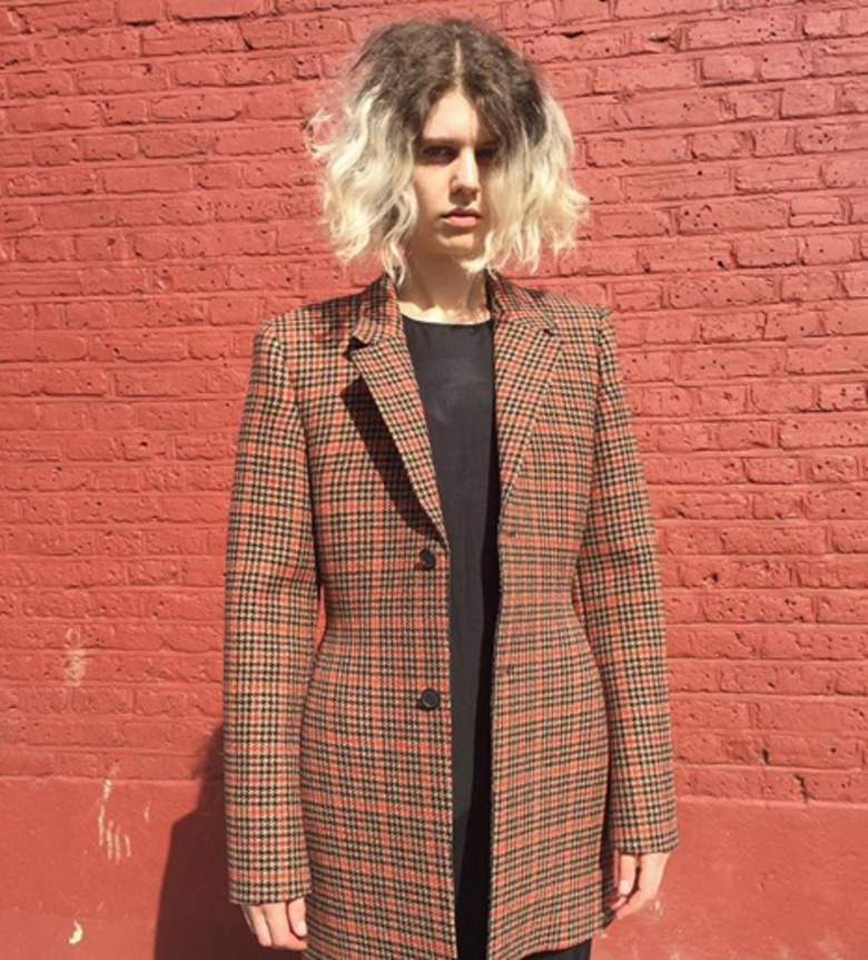 Как носить пиджак с мужского плеча?