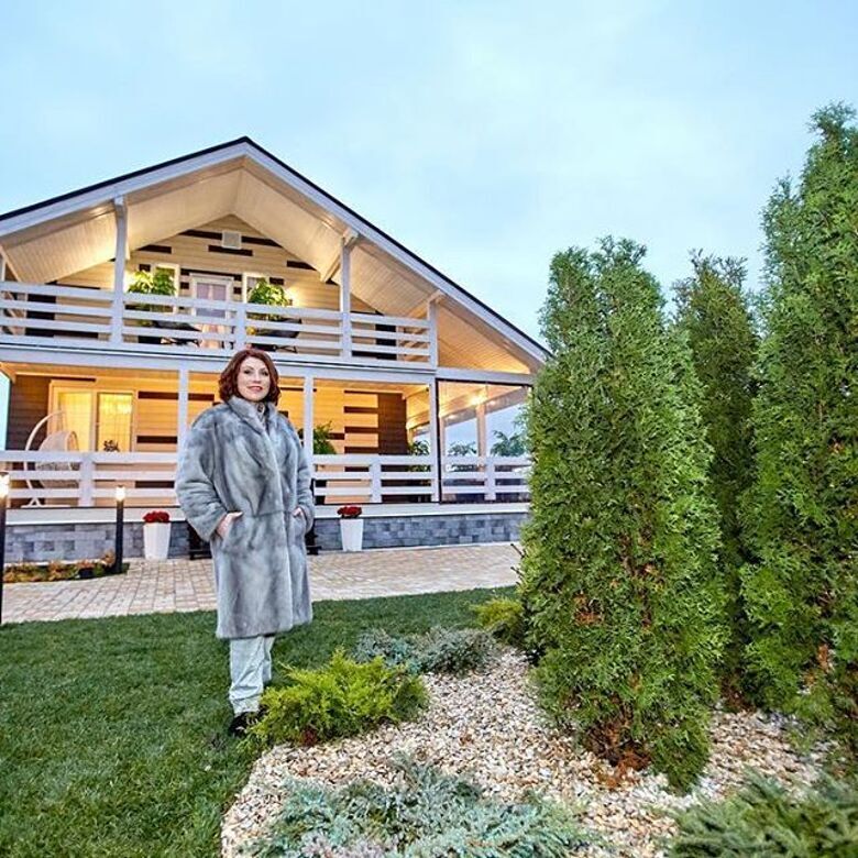 Сябитова на фоне нового дома