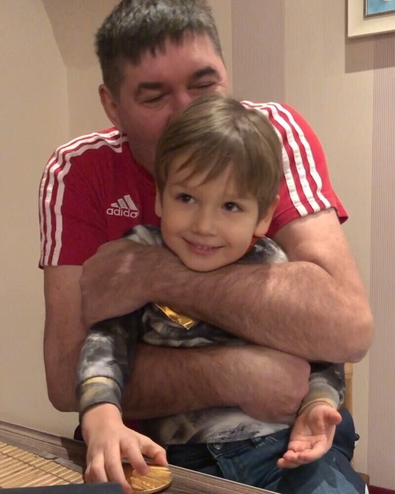 Хоккеист Александр Кожевников с внуком