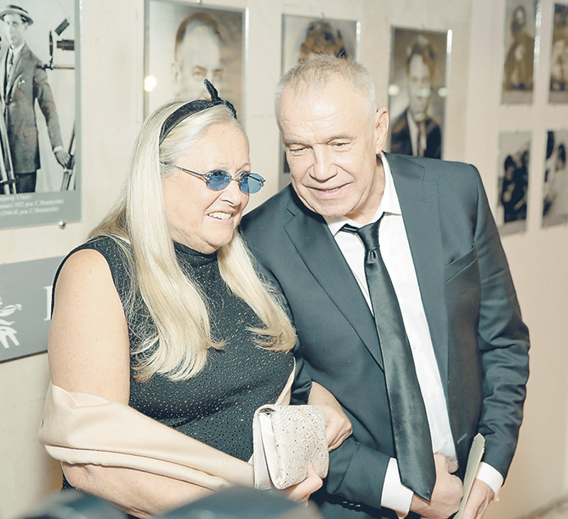 Анна Михалкова и Сергей Гармаш нашли общие темы для разговора в ожидании начала церемонии