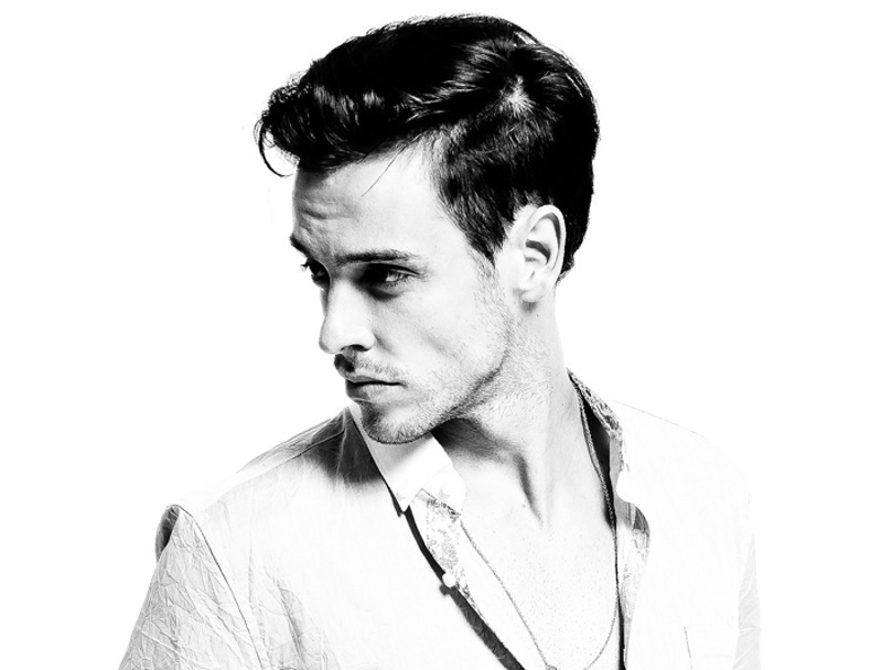 Мужчине нужно сохранять свое лицо - подчеркнуть линию скул, углы нижней челюсти