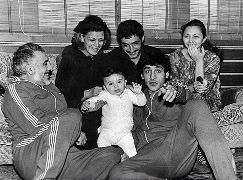 Семья в сборе: наша героиня с дедушкой Эдмондом, бабушкой Лаурой, родителями и дядей Тиграном