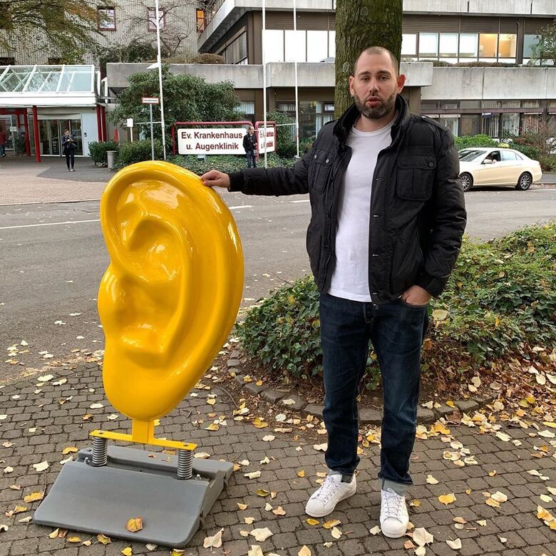 Одна из особенностей внешности Слепакова - его оттопыренные уши