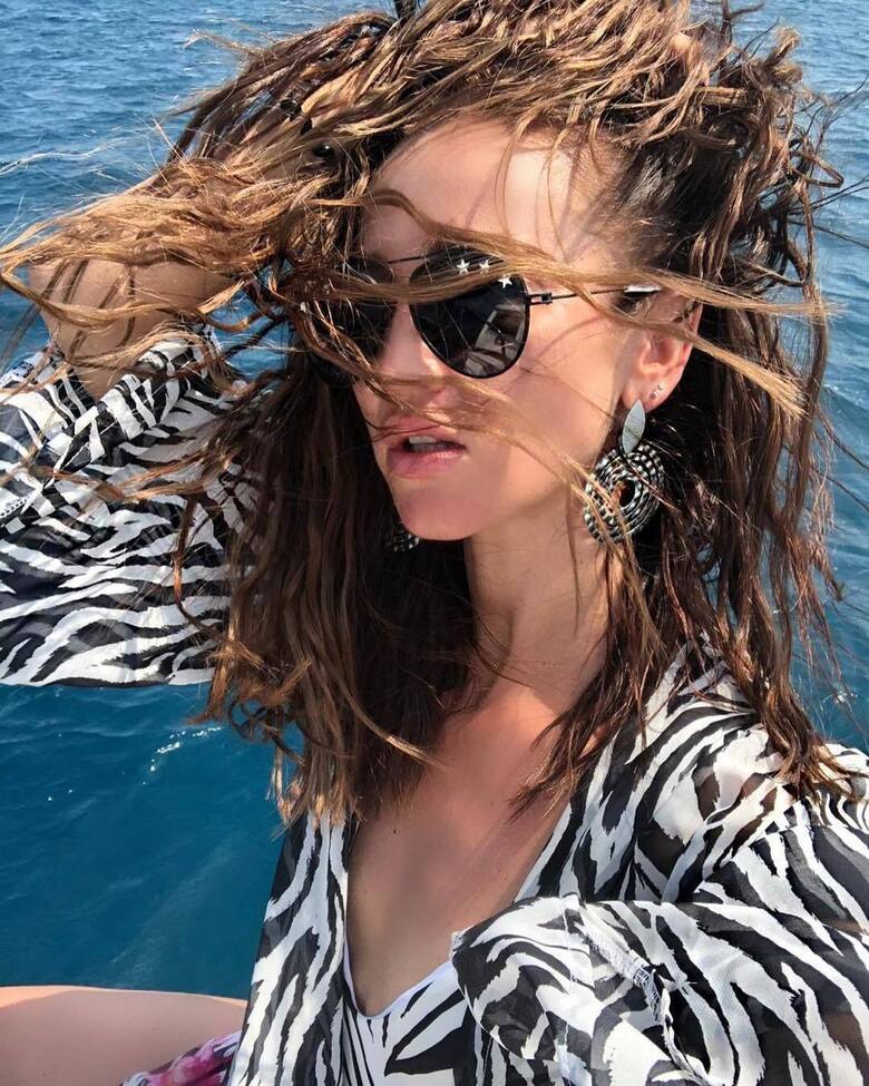 Ольга Бузова неутомимо позирует