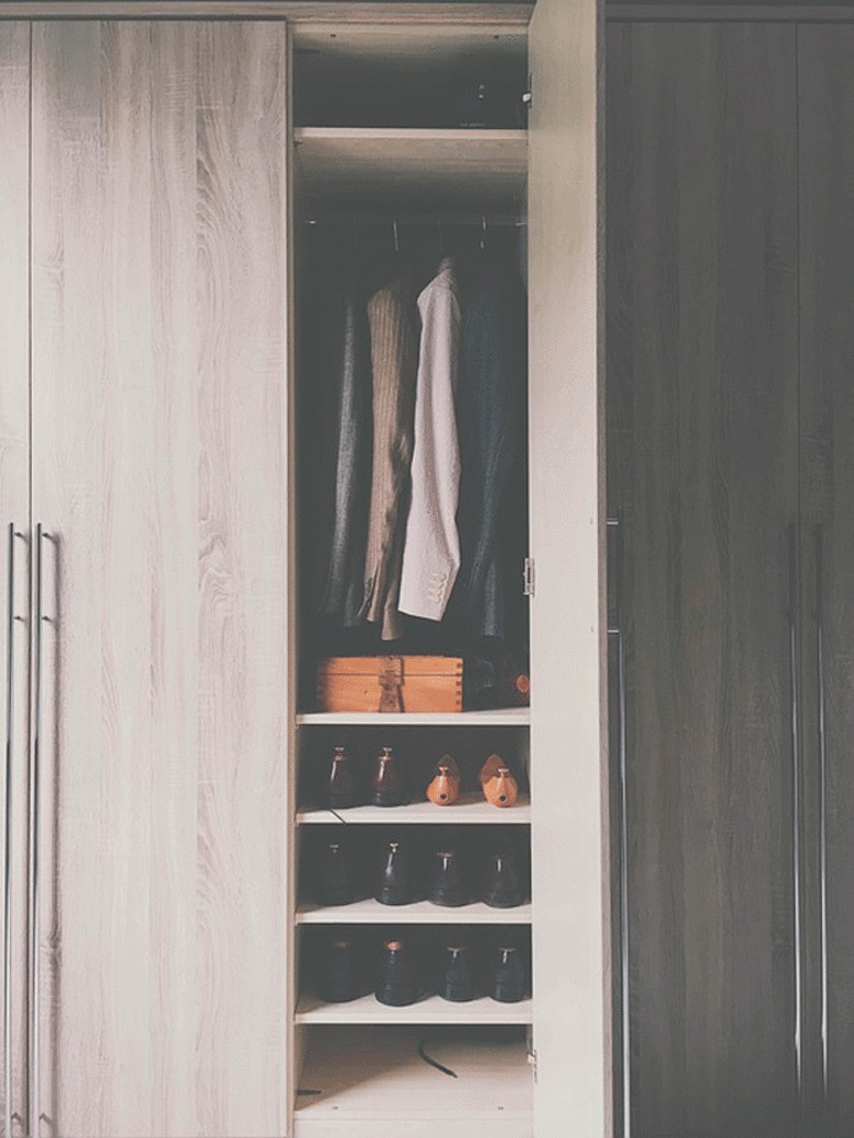 Проветривайте шкаф как можно чаще