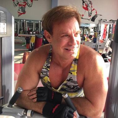 Ефим Шифрин показывает атлетическое телосложение