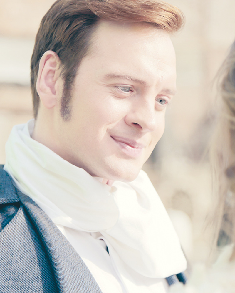 Звезда сериала «Молодежка» Александр Соколовский без труда сменил амуницию хоккеиста на костюм позапрошлого века