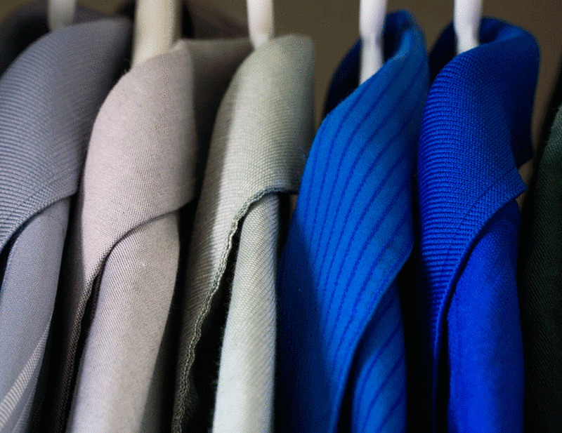 Разделите шкаф на отсеки для вещей