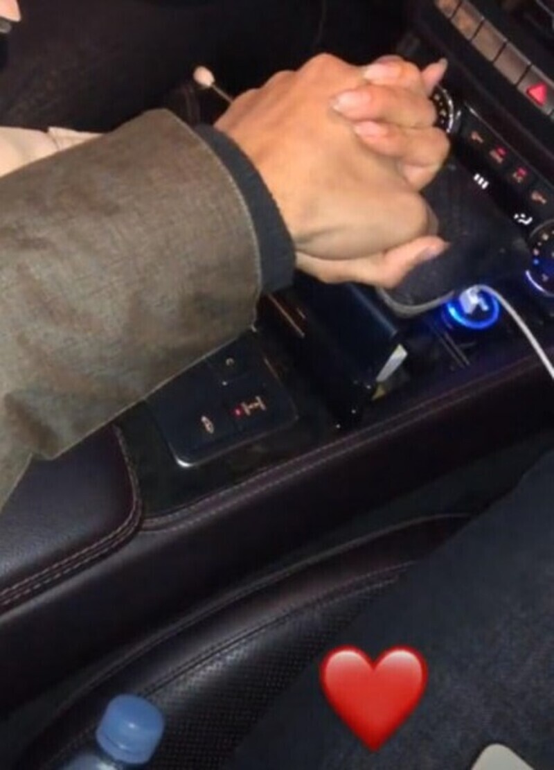 Боня держит за руку свою любовь