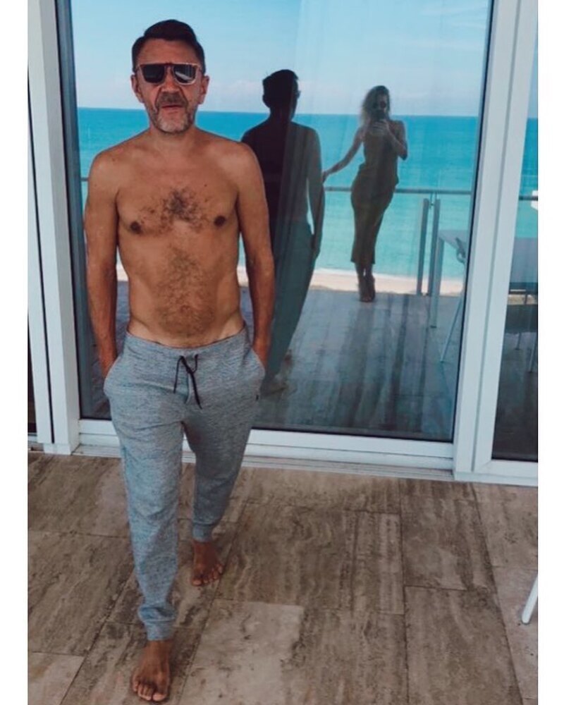 Шнуров показал торс