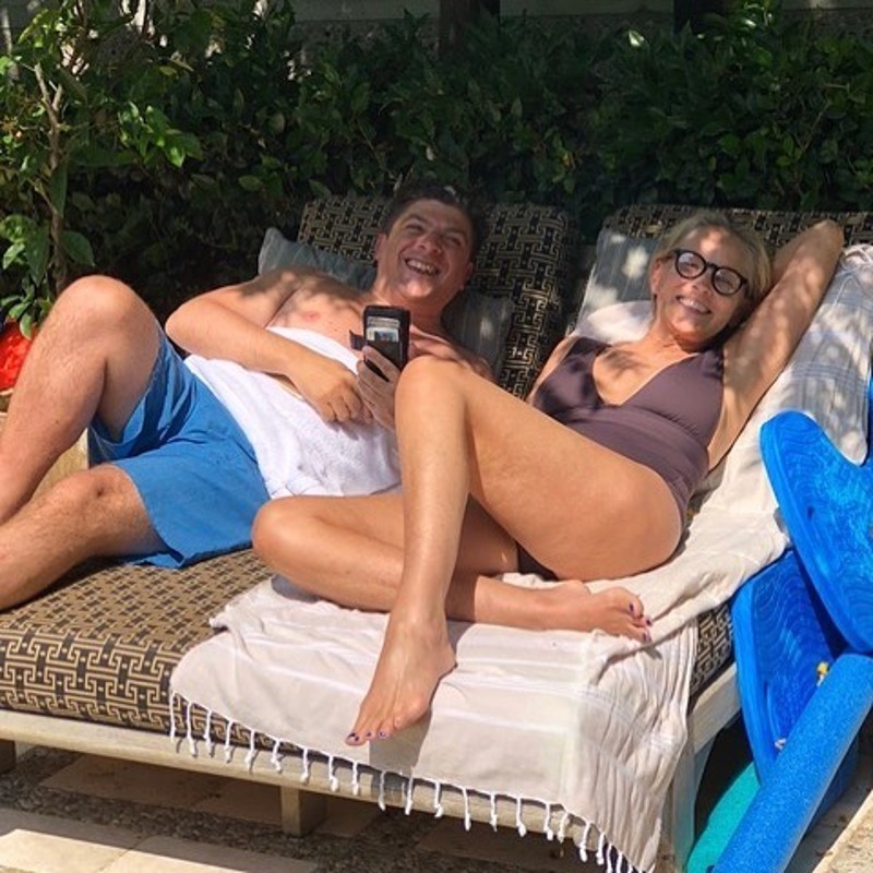 Шэрон Стоун и Винченцо Курсио проводят время у бассейна