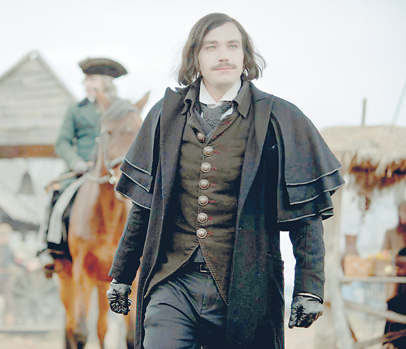 На экране Александр Петров с легкостью перемещается по разным эпохам. На фото кадр из проекта «Гоголь»