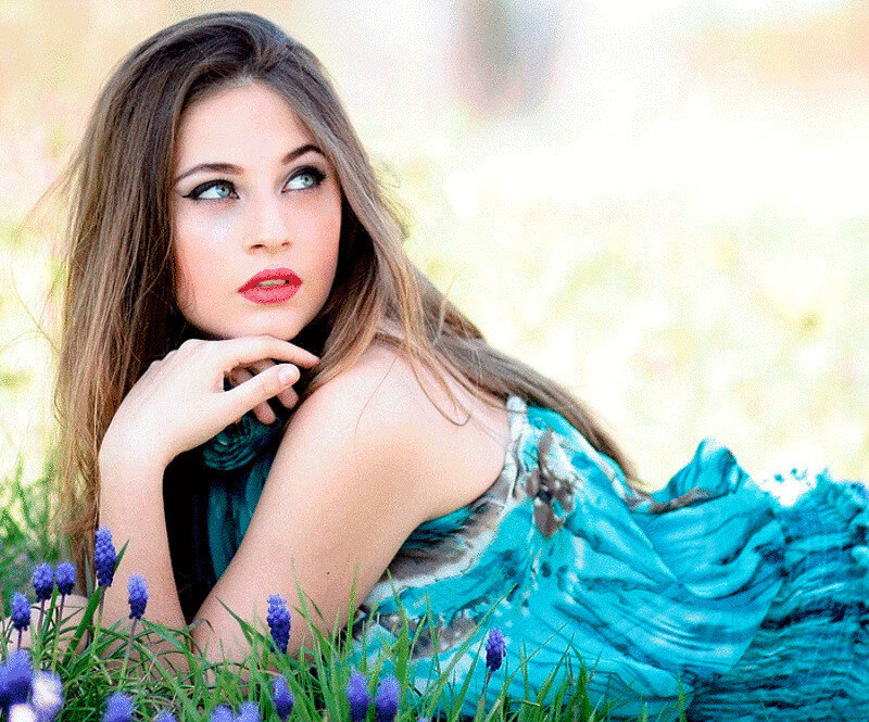 Если вы — счастливая обладательница голубых глаз, выбирайте теплые оттенки теней