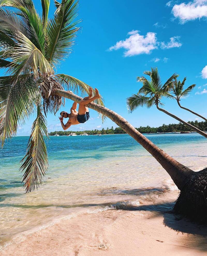 Денис Клявер изображает Тарзана