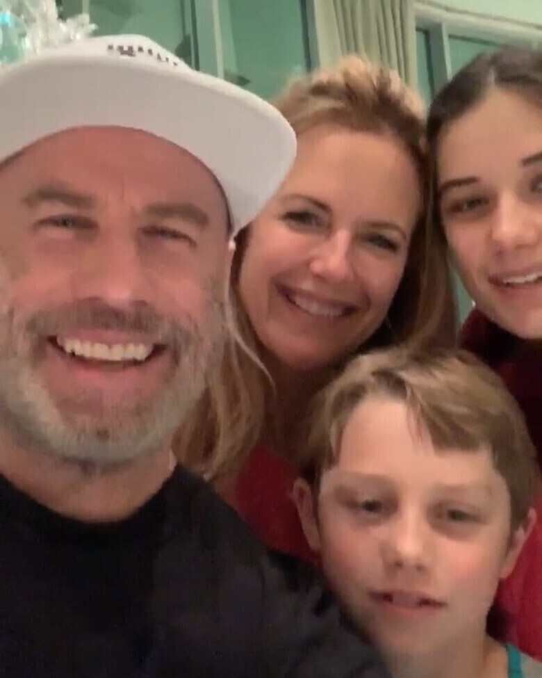 Джон Траволта и Келли Престон с детьми