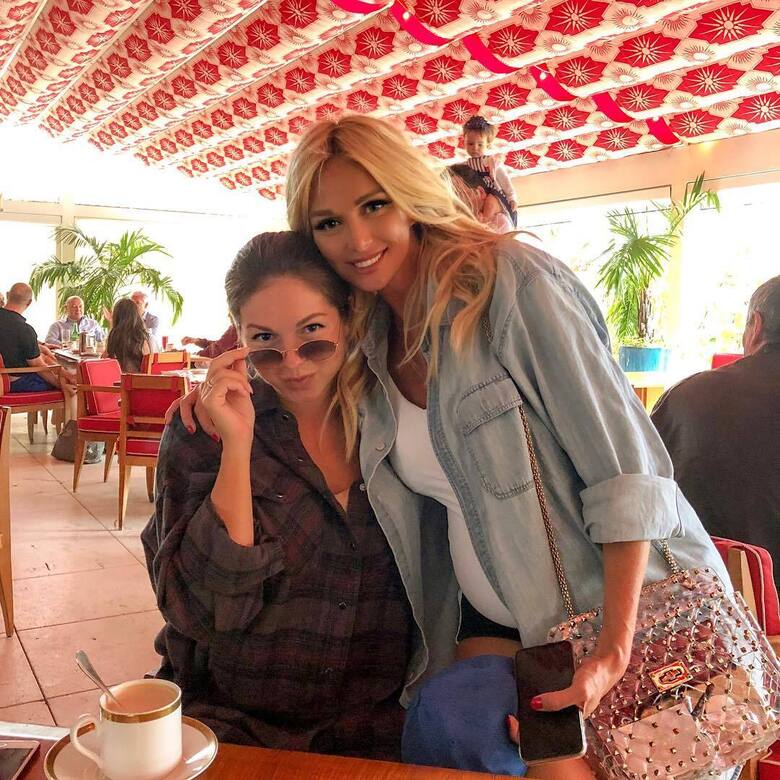 Нюша делится опытом с Лопыревой