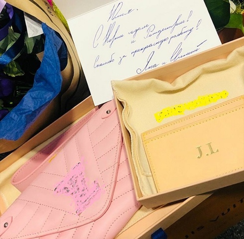 Девушка похвасталась подарками