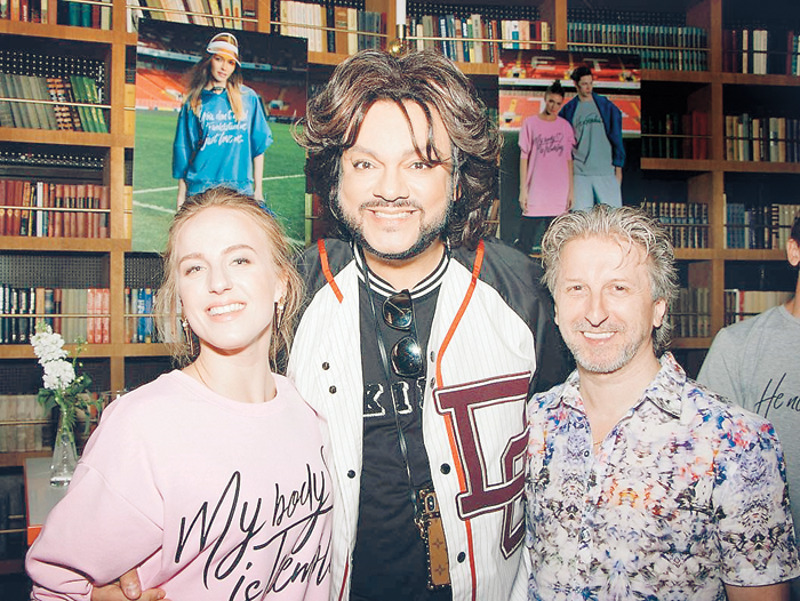 Владимир Шурочкин (справа), отец Марии, начинал музыкальную карьеру в группе «Ласковый май». Сейчас он продюсирует свою старшую дочь и хорошо известен в музыкальной индустрии