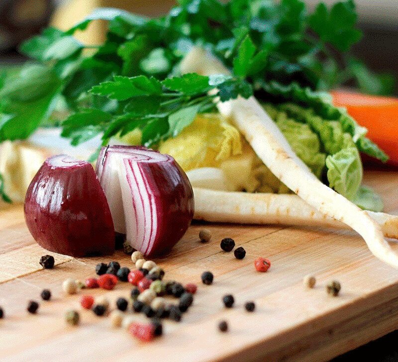 Добавьте в рацион красный перец, чеснок, петрушку, свеклу, кинзу