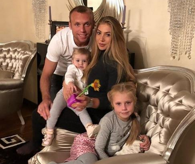 ДЕНИС И ДАРЬЯ ГЛУШАКОВЫ С ДЕТЬМИ