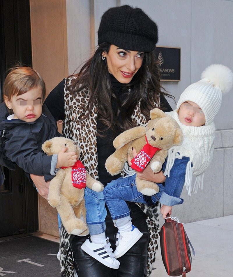 Дети Клуни и Амаль впервые попали в объектив камер папарацци