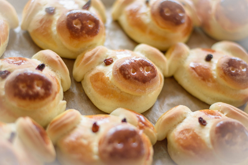 На столе должно быть изобилие хлебобулочных изделий