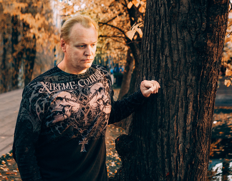 "Я был страшно и безответно влюблен. Однажды уже стоял на четвертом этаже в окне, а потом хотел броситься под автобус. Такова была степень отчаяния"