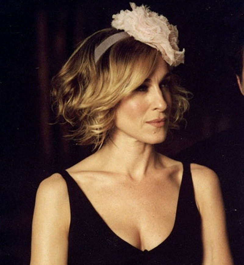 Образы Кэрри Брэдшоу часто дополняют смелые аксессуары