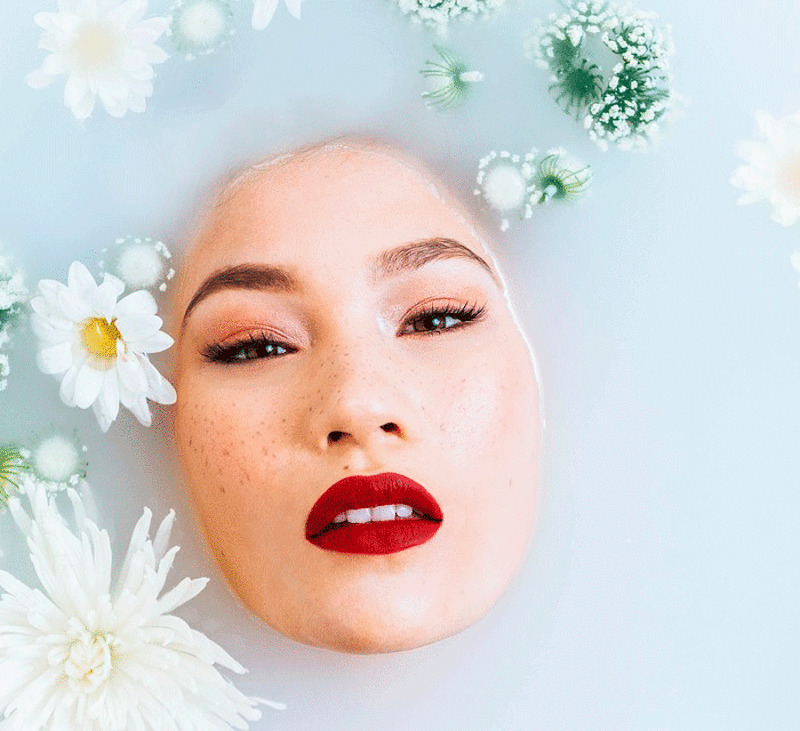 Рекомендуемый минимум ухода за кожей: пилинги для очищения кожи, питательные и увлажняющие маски и сыворотки