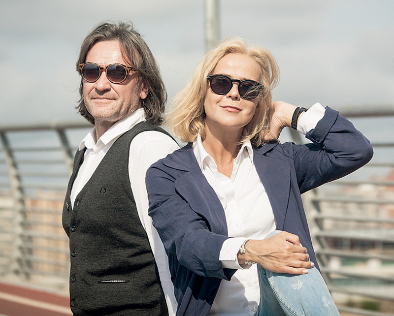 Нелли Попова и ее супруг режиссер Владислав Фурманов заслуживают звания спортивной семьи. И если Нелли предпочитает в основном йогу и прогулки, то Владислав с удовольствием уделяет время силовой гимнастике