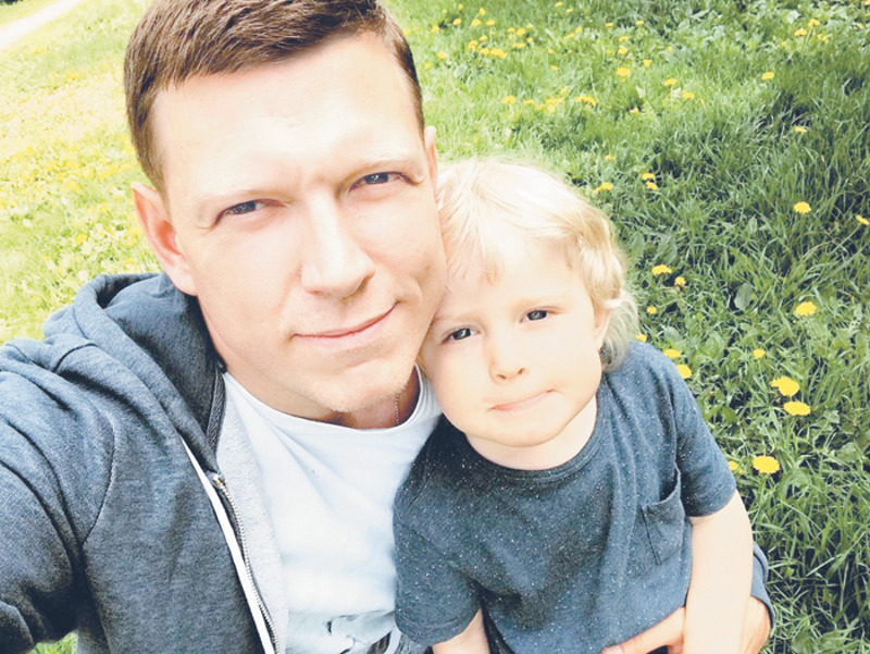 В отношениях с актрисой Анной Бегуновой у Сергея родился сын Федор. Сейчас мальчику два года
