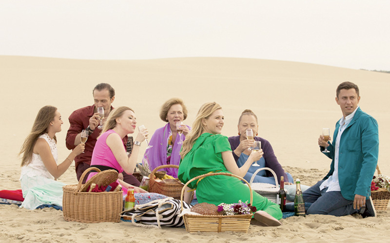 Съемки сериала проходили в таких живописных местах - как Куршская коса. Именно там съемочная группа ощутила всю непредсказуемость прибалтийского климата