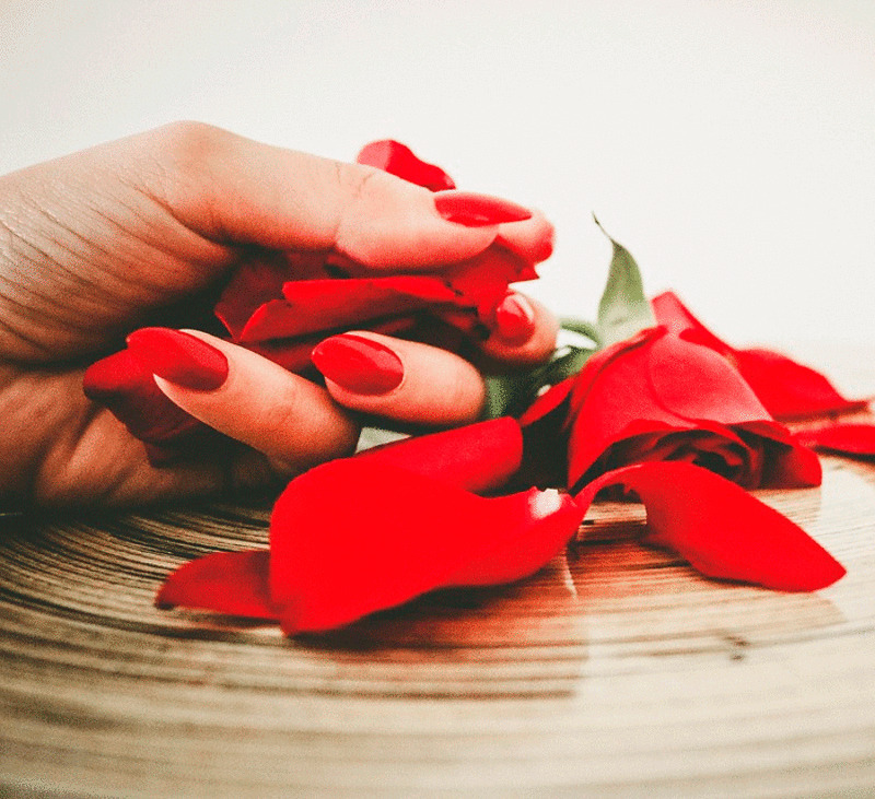 А ведь были времена, когда мы делали маникюр сами себе!